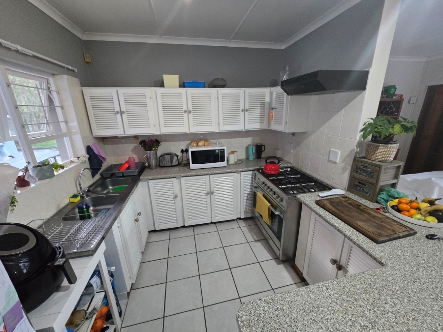 To Let 3 Bedroom Property for Rent in Sunrise On Sea Eastern Cape